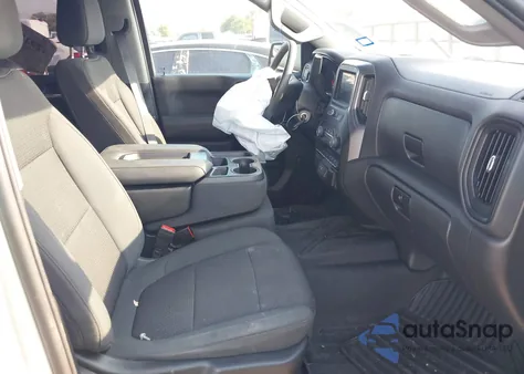 2021 Chevrolet Silverado 1500 2Wd Short Bed Custom z USA, uszkodzony, nr VIN 3GCPWBEK9MG465882